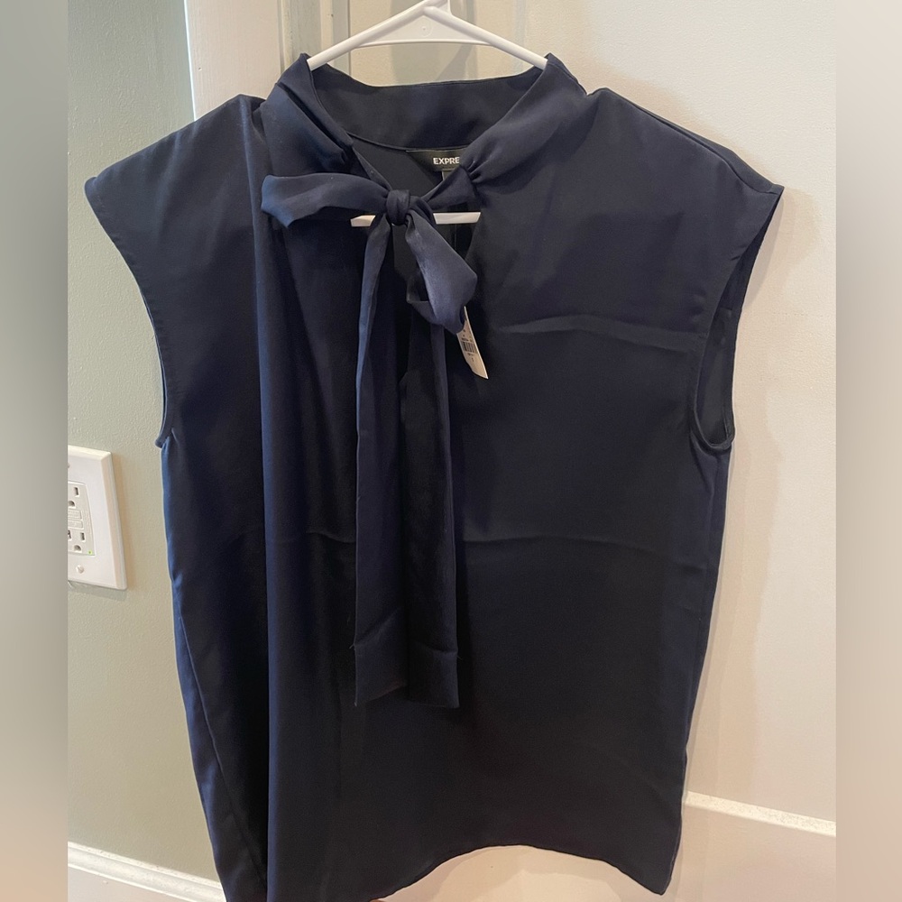 NWT Tie-neck blouse